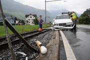 Unfall am 19. August beim Bahnübergang Oberdorf. Die beiden Autoinsassen blieben unverletzt. (Bild Corinne Glanzmann/Neue NZ)