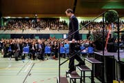 Mit den Forderungen der Lehrerschaft in der Hand verlässt Regierungspräsident und Bildungsdirektor Reto Wyss gestern die Bühne in der Stadthalle Sursee. (Bild Philipp Schmidli)