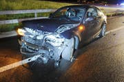 Das Auto zeigt Spuren des Aufpralls in die Leitplanke. (Bild: Kantonspolizei Nidwalden)