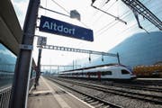 Hier sollen in ein paar Jahren auch Intercity-Züge halten. So will es das Urner Volk. (Bild: Urs Hanhart (Altdorf, 15. März 2017))