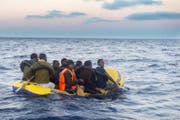 Hilfsorganisationen retten viele Flüchtlinge vor dem Ertrinken. Jetzt stehen sie aber in der Kritik. (Bild: Marcos Moreno/Keystone)