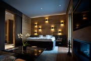 In einem solchen Zimmer im neu eröffneten Andermatter Luxushotel Chedi hat der Schwyzer Ständerat Peter Föhn kostenlos übernachtet. (Bild: Pius Amrein / Neue LZ)