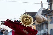 Ein Gansschläger mit der Sonnenmaske versucht, der (toten) Gans den Kopf abzuschlagen. Sein Handicap: Ihm sind die Augen verbunden. (Bild: Keystone / Alexandra Wey)