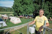 Roland Weingartner vor den Zelten, die zum letzten Mal auf seinem Hof aufgebaut wurden. (Bild: Corinne Glanzmann (Baldegg, 5. August 2017))