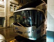 Unbekannte schlugen in der Nacht auf Sonntag die Frontscheibe des FCL-Mannschaftsbusses ein. (Bild: Kantonspolizei St. Gallen)