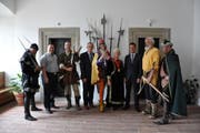 Sheriff von Nottingham, Xaver Schuler, Robin Hood, Andreas Barraud, Rattenfänger von Hameln, the real Sheriff of Nottingham, André Rüegsegger, Wilhelm Tell, Hermann Gessler im Rathaus von Schwyz (von links). (Bild: PD)