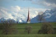 Schon oft vorgenommen und endlich auch mal realisiert. Wer guckt denn da über die "Schanz" gegen das Murchried". Ja, der imposante Kirchturm der Stift Beromünster ists. (Bild: Werner Hüsler)