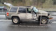 Das Auto des nachfolgenden Autofahrers wurde beim Unfall stark beschädigt. (Bild: Zuger Polizei)