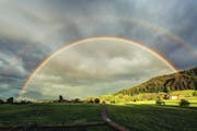 Wunderbarer, voller und doppelter Regenbogen erschien über Luzern. (Bild: Leserbild: Davide Seddio)