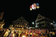 Gestern hat in Oberägeri mit der Grindufhänkete (links) die Fasnacht begonnen. Dabei ist auch die Legorenskulptur enthüllt worden. (Bilder: Stefan Kaiser (5. September 2017):)