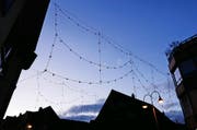 Die dunkle Zeit hat bald ein Ende: Die Weihnachtsbeleuchtung in Baar wird gerade installiert. Bild:Stefan Kaiser (17. November 2016)