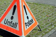 Der Rennradfahrer lag schwer verletzt auf der Strasse, worauf der Autolenker die Rettungskräfte alarmierte und ihn bis zu deren Eintreffen betreute. (Symbolbild) (Bild: Adrian Venetz / Neue NZ)