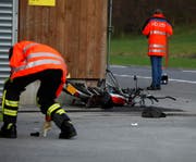 Das Töffli wurde von der Strasse an eine Holzhalle geschleudert. (Bild: Geri Holdener, Bote der Urschweiz)
