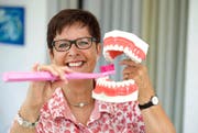 Das Riesengebiss und die Zahnbürste waren Marianne Bachmanns wichtigste Arbeitsinstrumente. (Bild Corinne Glanzmann)