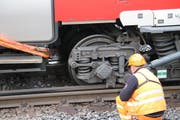 Der entgleiste Wagen im Bahnhof Luzern. (Bild: René Meier (Luzern, 23. März 2017))