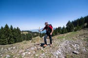 Ein Wanderer unterwegs in der Region Alpgschwänd in Hergiswil. (Bild Roger Grütter)