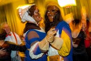 Auch Bruder Fritschi tanzte am Samstag am Maskenball «Tattüü» im Hotel Continental-Park in Luzern. (Bild: Philipp Schmidli (Luzern, 10.Februar 2018))