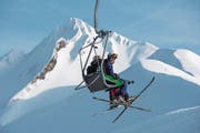Zwei Skifahrerinnen vor der Kulisse des Brisen auf dem privaten Sessellift von Kurt Mathis (Bild: Dominik Wunderli (Haldigrat, 24. Januar 2018))