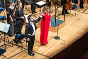 James Gaffigan und Ekaterina Semenchuk holen sich ihren verdienten Applaus ab. (Bild: PD/Lucerne Festival/Patrick Hürlimann)