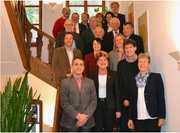 Die Ratsbüros Thurgau und Uri beim Gruppenbild im Rathaus. Die Delegationen standen unter der Leitung von Gallus Müller, Grossratspräsident (2. von unten rechts), und Landratspräsidentin Frieda Steffen (unten rechts). (Bild: PD)