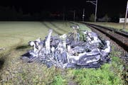 Das komplett ausgebrannte Auto. (Bild: Luzener Polizei (Ermensee, 28. Juni 2017))