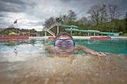 Schüler Justin Moser (13) mit Taucherbrille im Schwimmbecken des Freibads Schüpfheim. (Bild Pius Amrein)