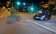 Das bepflanzte Betonelement wurde durch den Aufprall auf die Zentralstrasse geschoben. (Bild: Luzerner Polizei (Ebikon, 21. Juli 2017))