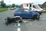 Die stark beschädigten Unfallfahrzeuge. (Bild Kapo Schwyz)