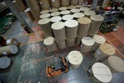 Die Lager- und Speditionshalle der Papierfabrik der Chemie+Papier Holding in Perlen. (Bild: Keystone)