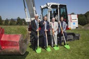 Am Spatenstich vom Mittwoch anwesend waren (v.l.n.r.): Daniel Suter (Direktor Campus Sursee), Guido Graf (Regierungsrat), Werner Messmer (Stiftungsratspräsident Campus Sursee), Werner Roth (Gemeindepräsident Oberkirch). (Bild: PD)