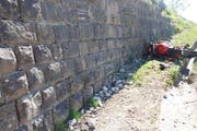 Der Motorradfahrer prallte aus noch ungeklärten Gründen frontal in dieser Steinmauer. (Bild: pd)