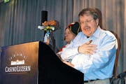 Schatzmeister Hans Pfister am Gnagi essen vom Montag. (Bild: Corinne Glanzmann / Neue LZ)
