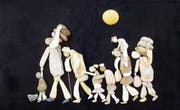 Schwer wie Steine werden die Füsse unterwegs: Eines der starken, berührenden Steinbilder von Nizar Ali Badr aus dem Buch «Ramas Flucht». (Bild: PD/Gerstenberg)