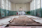 Die heruntergekommene Turnhalle in der ehemaligen Garnisonsstadt Vogelsang in Brandenburg soll dereinst ebenfalls rückgebaut werden. (Bild Rudi-Renoir Appoldt)