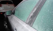 Eine völlig vereiste Autoscheibe. (Bild: Luzerner Polizei)