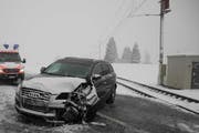 Die eine Fahrzeugseite ist nach der Kollision mit dem Barrierensockel zerstört. (Bild: Kantonspolizei Schwyz)