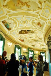 Grosses Interesse und noch grösseres Staunen bei der Delegation des Schwyzer Kinderparlaments in der Wandelhalle. (Bild: PD)