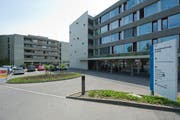 Blick auf zwei Gebäude des Betagtenzentrums Eichhof. (Bild: Dominik Wunderli / Neue LZ)