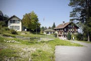 Das Gasthaus Hergiswald (rechts im Bild) soll abgerissen werden. Auf dem Bild zu sehen ist auch das Baugespann für den geplanten Neubau. (Bild Pius Amrein/Neue LZ)