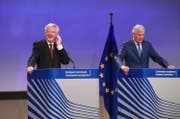 EU-Chefverhandler Michel Barnier, rechts, und Brexit-Minister David Davis. (Bild: Olivier Hoslet/EPA (Brüssel, 31. August 2017))