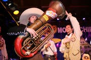 Der lustige Büsche (Stefan Bucher) von den Rüssgosler Äbike wurde als Präsidentenkandidat aufgestellt und spielt nun auf dem Bass ein heiteres Schaallalaa. (Bild Manuela Jans/Neue LZ)