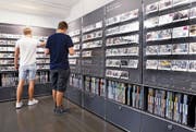 An der Wand finden sich Postkarten zu 184 verschiedenen Berufen.
