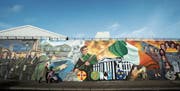 Martialische Wandbilder – sogenannte Murals – an den Mauern zwischen den getrennten protestantischen und katholischen Quartieren. Im Bild die katholische Falls Road in West Belfast. (Bild: Paul Faith/AFP (23. Januar 2017))