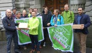 Die Grünen der Stadt Luzern bei der Einreichung ihrer Bodeninitiative. (Bild PD)