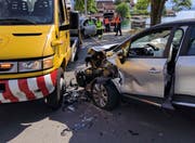 Massiver Sachschaden an den Unfallwagen. (Bild: Geri Holdener, Bote der Urschweiz)