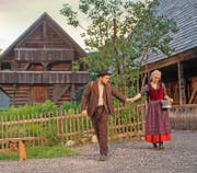 Anmutig: Ueli (Bernhard Schneider) und Vreneli (Aline Beetschen) im Freilichtmuseum Ballenberg. (Bild: Keystone)