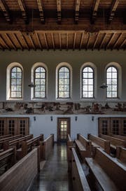 Die Kirche St. Joseph in Perlen mit dem Wandgemälde von Pietro Chiesa und den Beichtstühlen links und rechts im Bild. (Bild: Pius Amrein (22. August 2017))