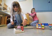 Kinder spielen im Kindergarten in Bürglen im alten Knabenschulhaus. (Bild Urs Hanhart/Neue UZ)