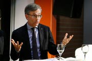 Vor allem dank hohen Steuereinnahmen kann der Stadtzuger Finanzchef Karl Kobelt eine erfreuliche Jahresrechnung 2016 präsentieren. (Bild: Stefan Kaiser (Baar, 27. September 2016))