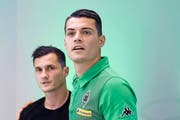 Gestern in Zürich vereint, am 11. Juni an der EM gegeneinander: Granit Xhaka (rechts) spielt für die Schweiz, sein Bruder Taulant für Albanien. (Bild: Keystone)